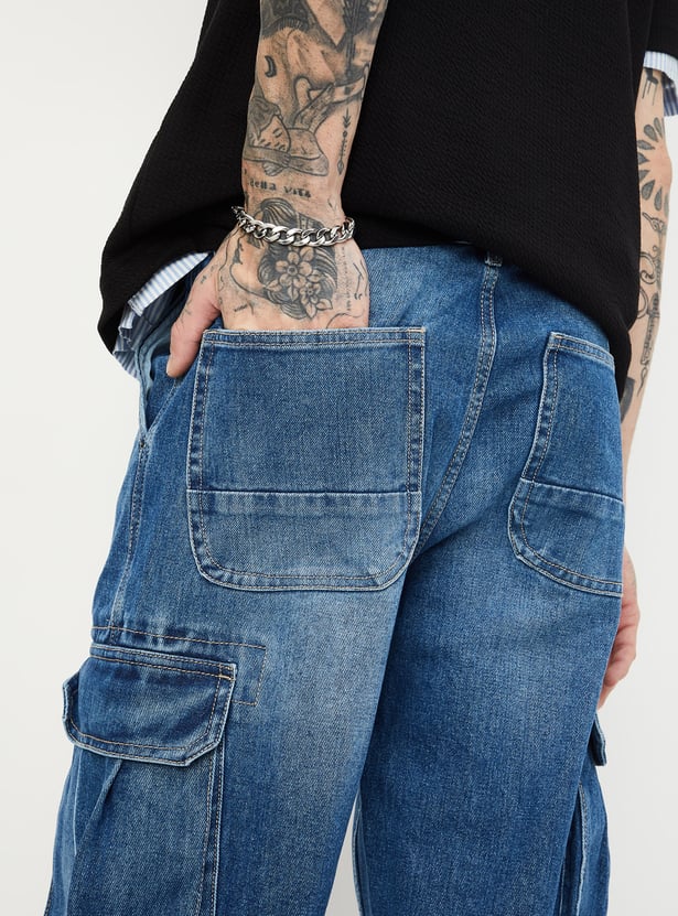 Fashionable Loose-Fit Washed Denim Cargo Jeans for Men with Practical Pocket Detailing