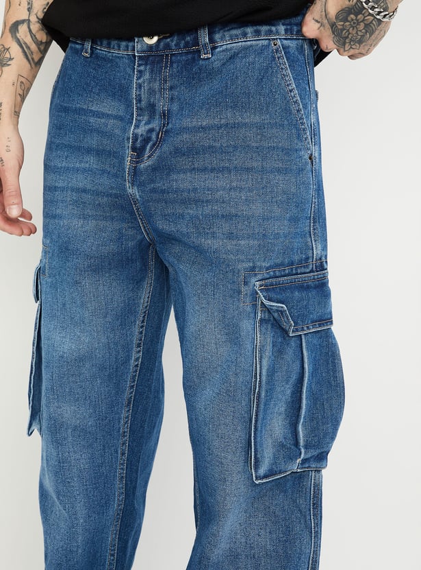 Fashionable Loose-Fit Washed Denim Cargo Jeans for Men with Practical Pocket Detailing