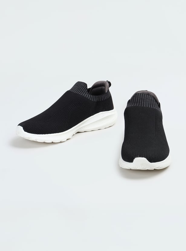 Flexible and Ergonomic Men’s Mesh Slip-On Shoes for Everyday Athleisure Wear