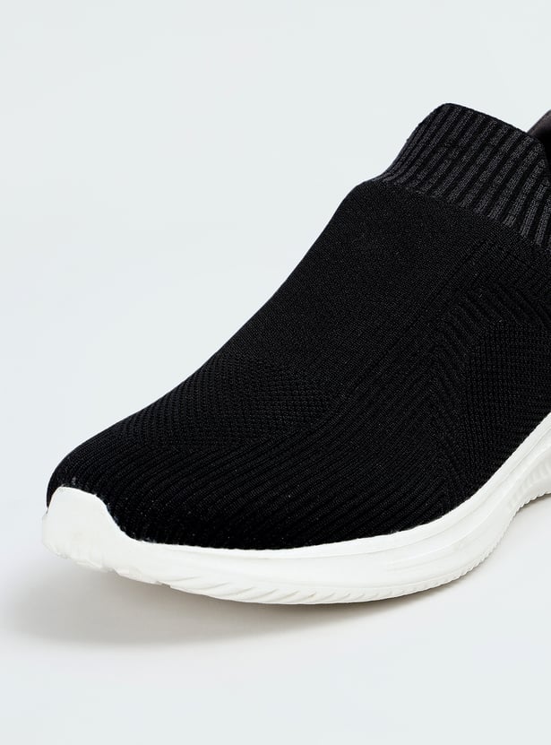 Flexible and Ergonomic Men’s Mesh Slip-On Shoes for Everyday Athleisure Wear