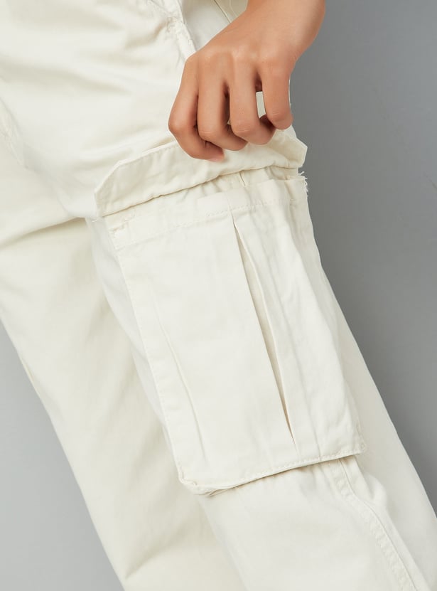 Classic Women’s Cargo Jeans in Solid Color Ideal for Travel, Office Casual, and Weekend Outings