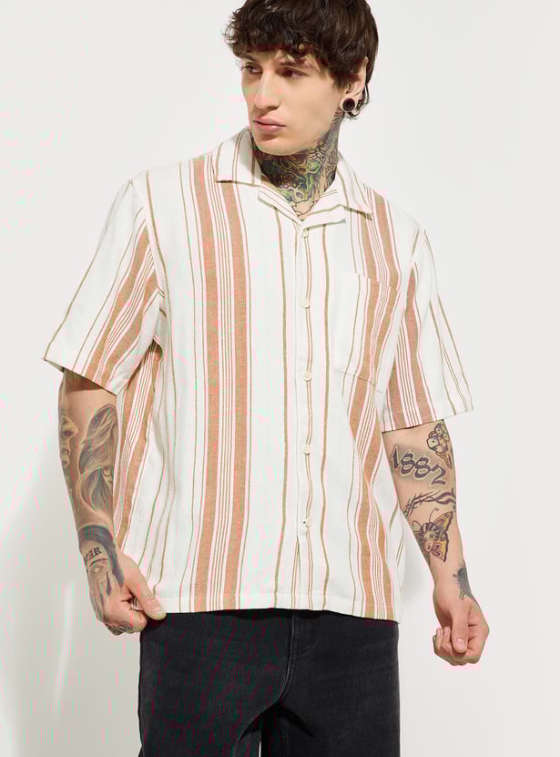 Comfortable Men’s Relaxed Fit Shirt with Vertical Stripes