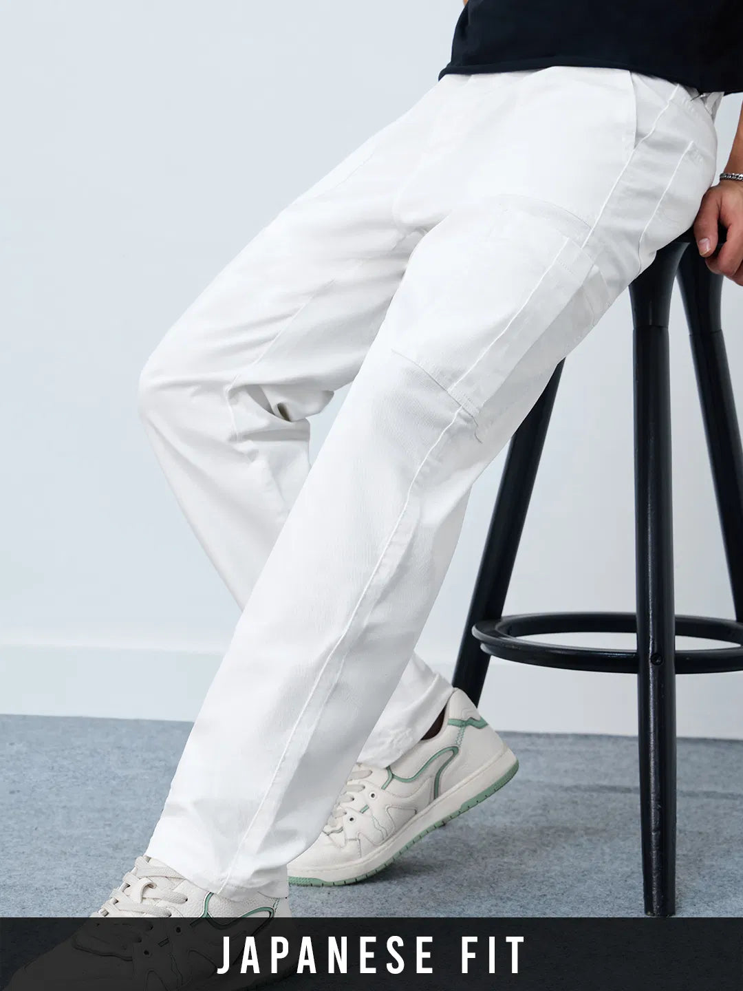 Casual White Cargo Jeans for Men with Practical Pocket Design for Everyday Use
