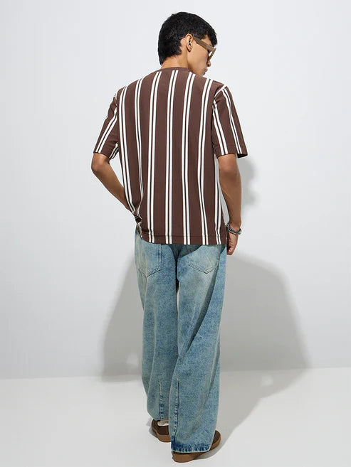 Trendy Mid-Rise Light Blue Barrel-Fit Jeans with Washed Detailing for Modern Casual Outfits