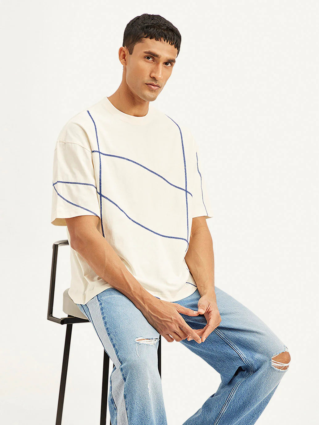 Relaxed Fit Men’s T-Shirt with Geometric Patterns for Casual Wear