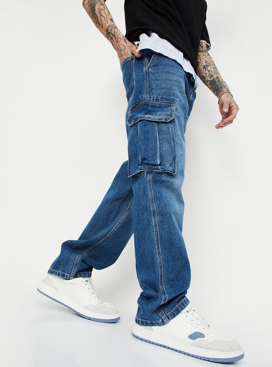 Fashionable Loose-Fit Washed Denim Cargo Jeans for Men with Practical Pocket Detailing