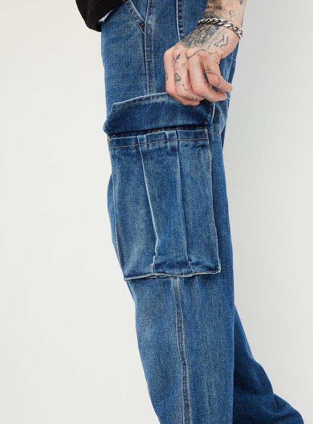 Fashionable Loose-Fit Washed Denim Cargo Jeans for Men with Practical Pocket Detailing