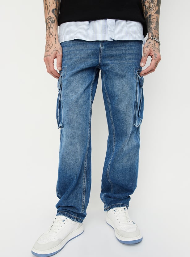 Fashionable Loose-Fit Washed Denim Cargo Jeans for Men with Practical Pocket Detailing