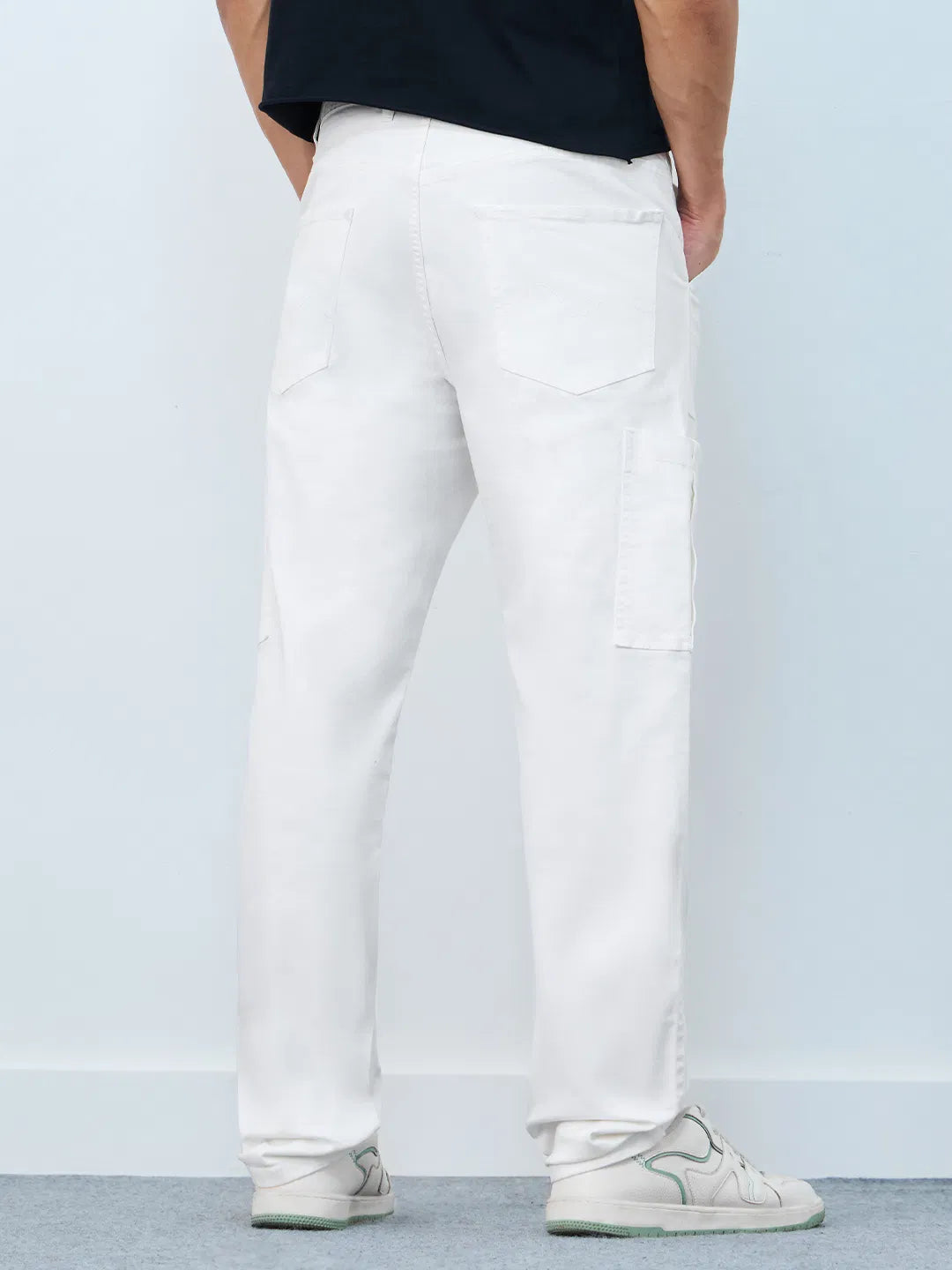 Casual White Cargo Jeans for Men with Practical Pocket Design for Everyday Use