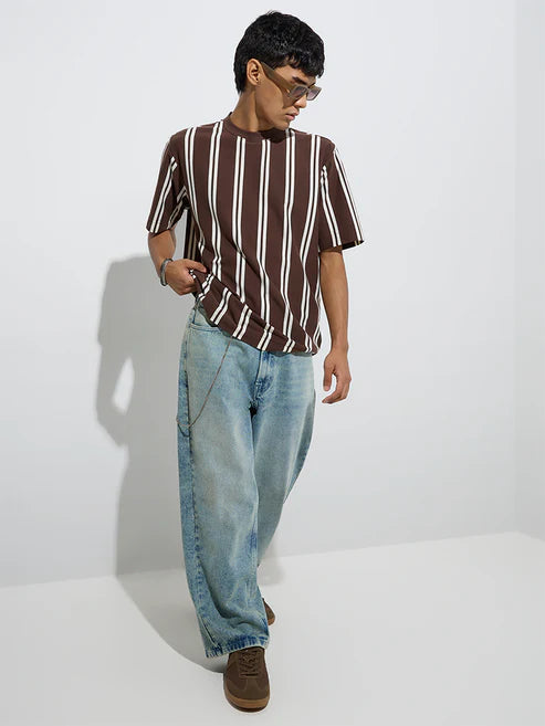 Trendy Mid-Rise Light Blue Barrel-Fit Jeans with Washed Detailing for Modern Casual Outfits