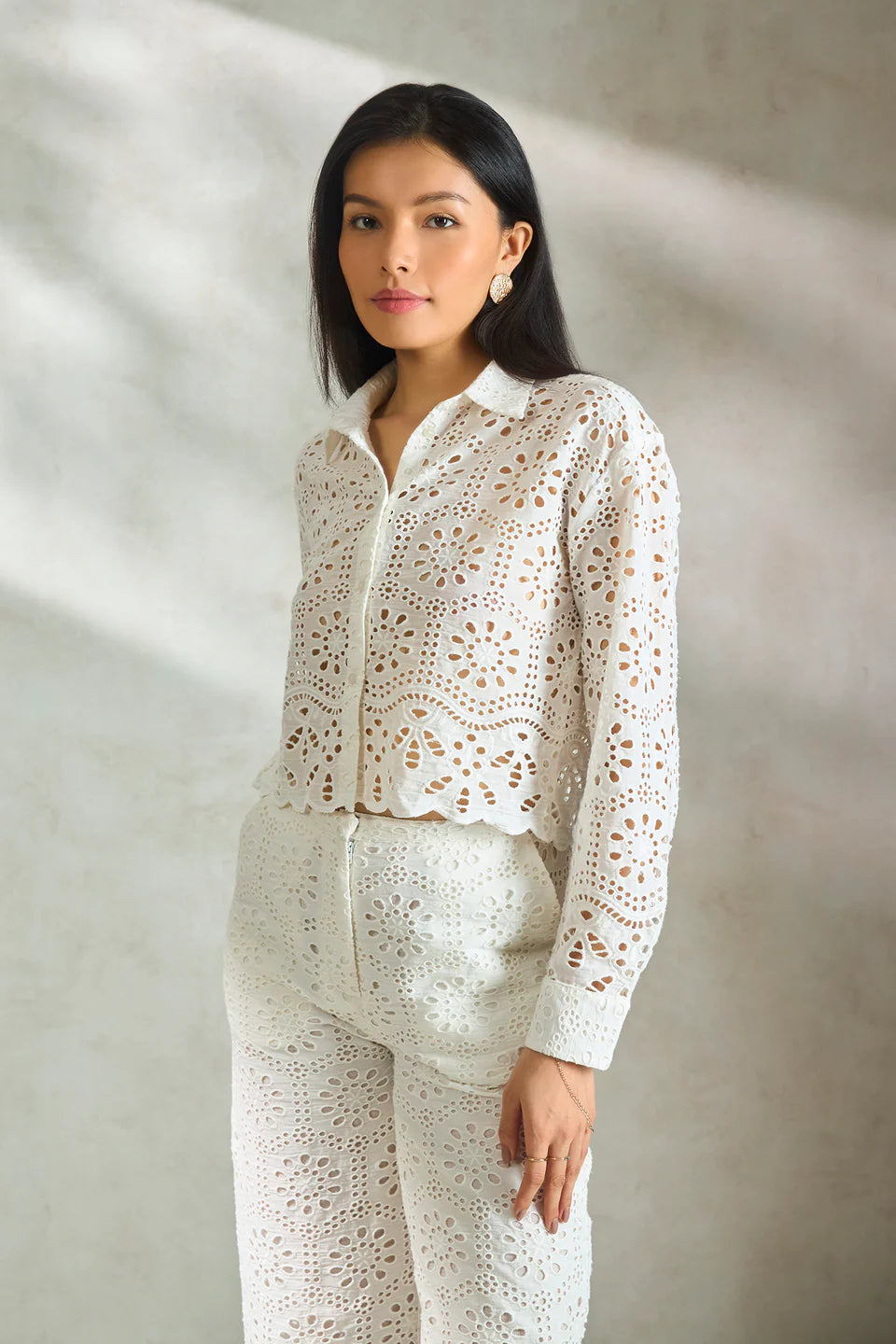 Modern Women’s White Boxy Cotton Shirt with Elegant Scalloped Hemline