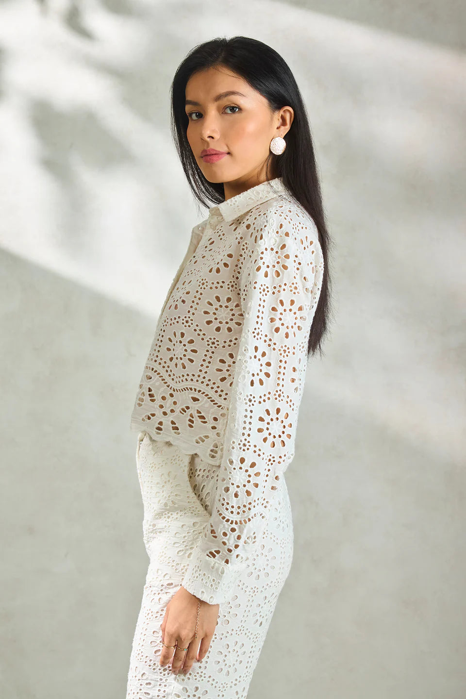 Modern Women’s White Boxy Cotton Shirt with Elegant Scalloped Hemline