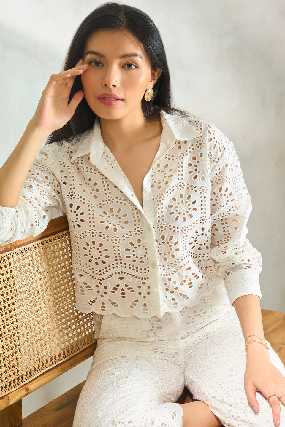 Modern Women’s White Boxy Cotton Shirt with Elegant Scalloped Hemline