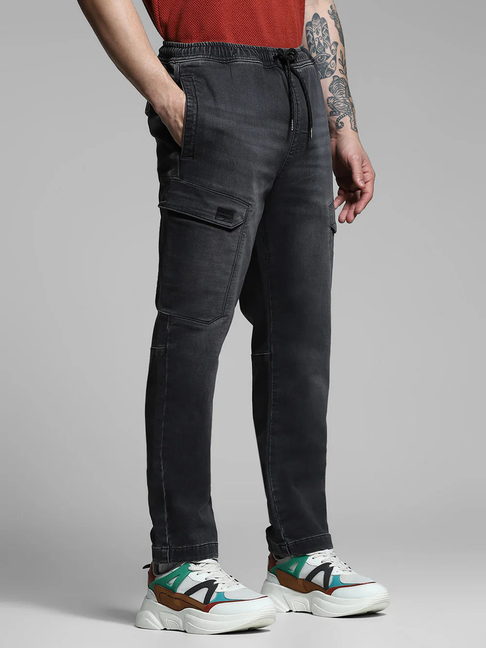 Stylish Men’s Black Anti-Fit Cargo Jeans with Relaxed Fit and Modern Casual Appeal
