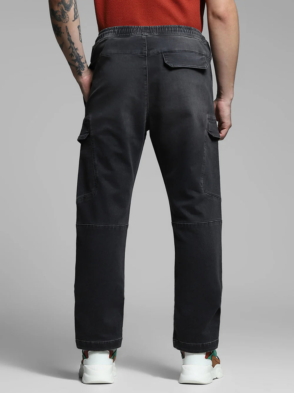 Stylish Men’s Black Anti-Fit Cargo Jeans with Relaxed Fit and Modern Casual Appeal