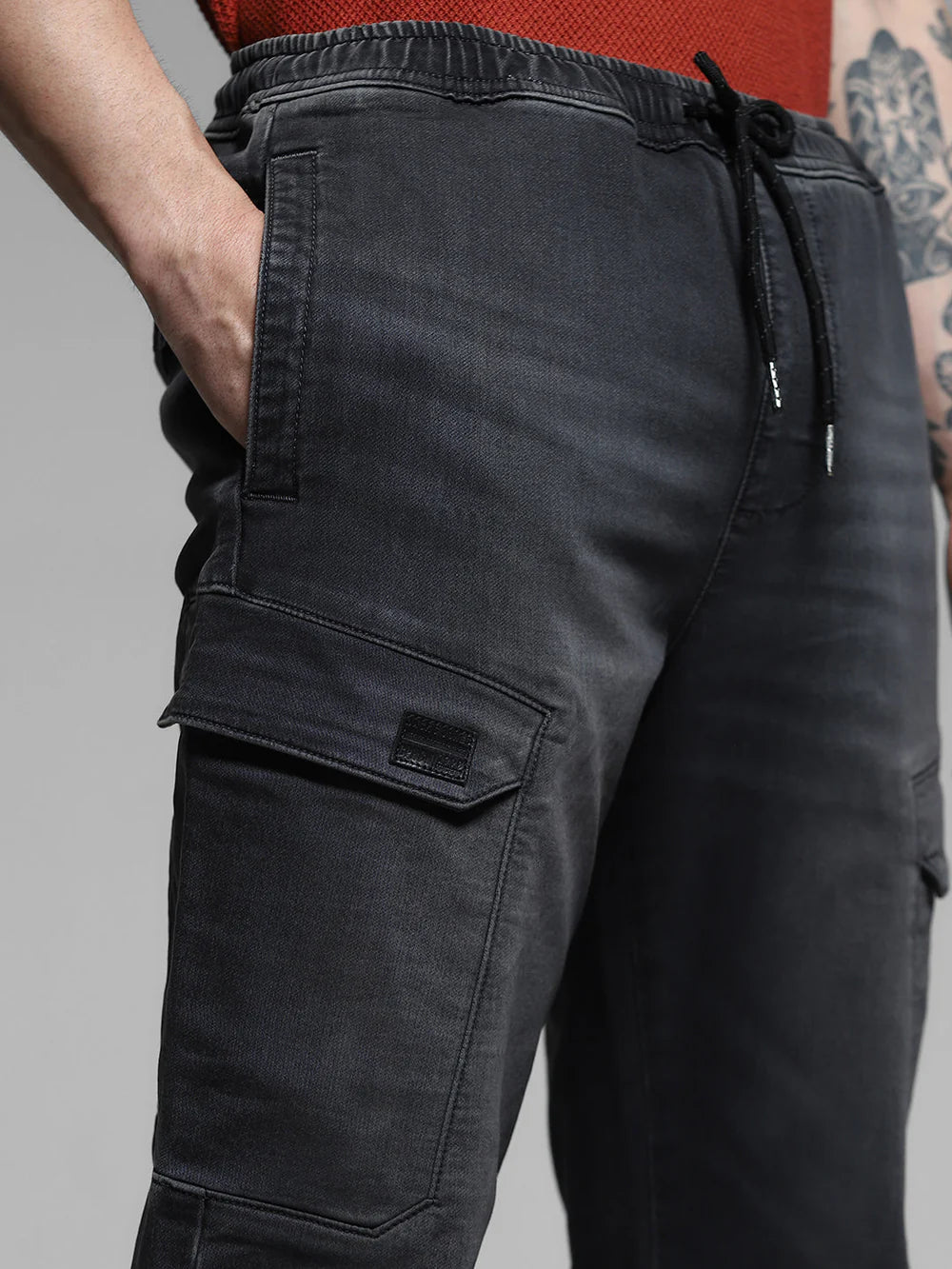 Stylish Men’s Black Anti-Fit Cargo Jeans with Relaxed Fit and Modern Casual Appeal