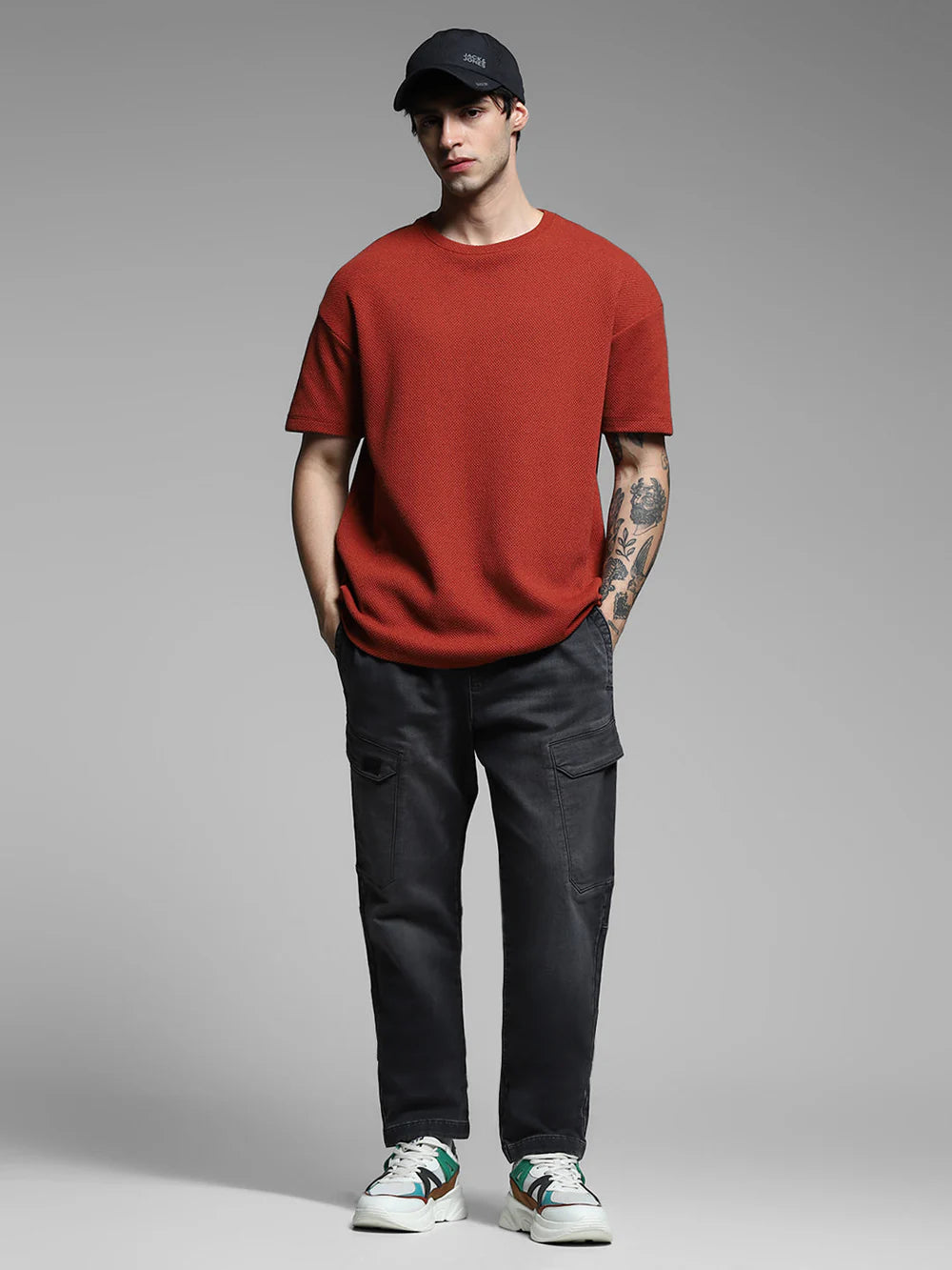 Stylish Men’s Black Anti-Fit Cargo Jeans with Relaxed Fit and Modern Casual Appeal