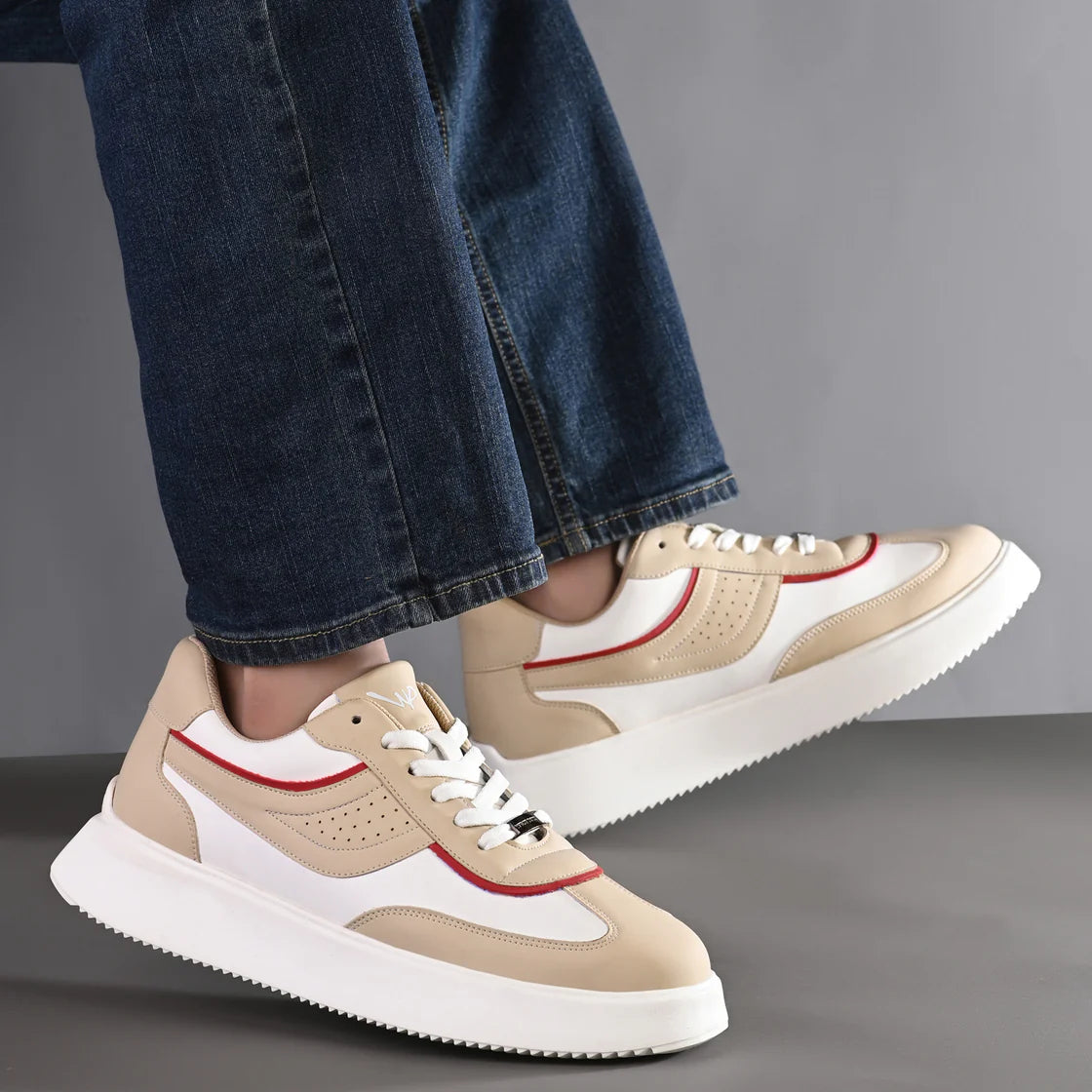 Men’s Lightweight White and Beige Trainers Ideal for Walking and Outings